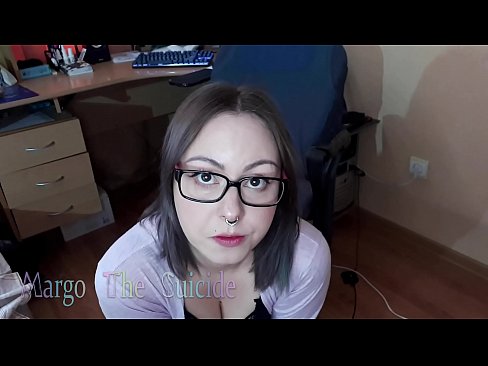 ❤️ Секси девојка со наочари длабоко го цица дилдото на камерата ️ Порно кај нас ☑